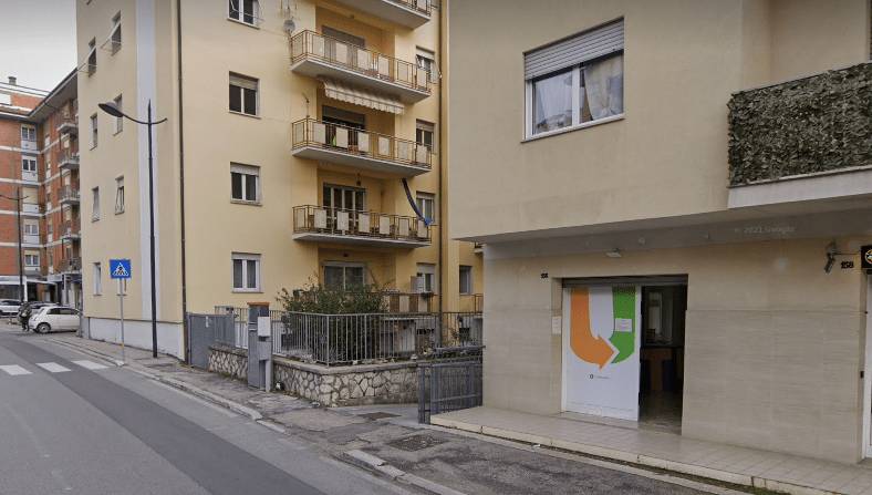 L’AQUILA: AUTO COME SAETTE IN VIA STRINELLA. PETIZIONE AL COMUNE, “DISSUASORI E SEMAFORO A CHIAMATA”