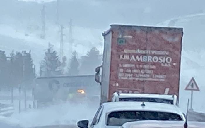 MALTEMPO: TIR DI TRAVERSO SU ALTOPIANO 5 MIGLIA, TRAFFICO BLOCCATO