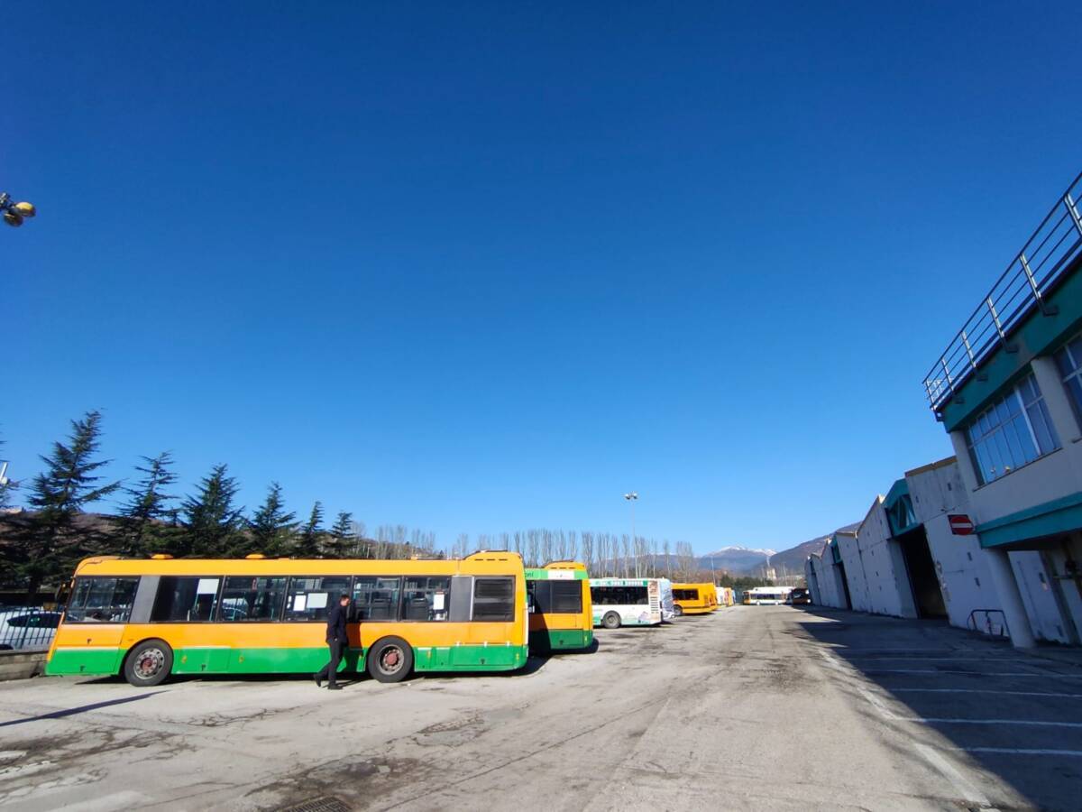 COVID L’AQUILA, MISURE AGGIUNTIVE DI PROTEZIONE SUI MEZZI AMA SPA