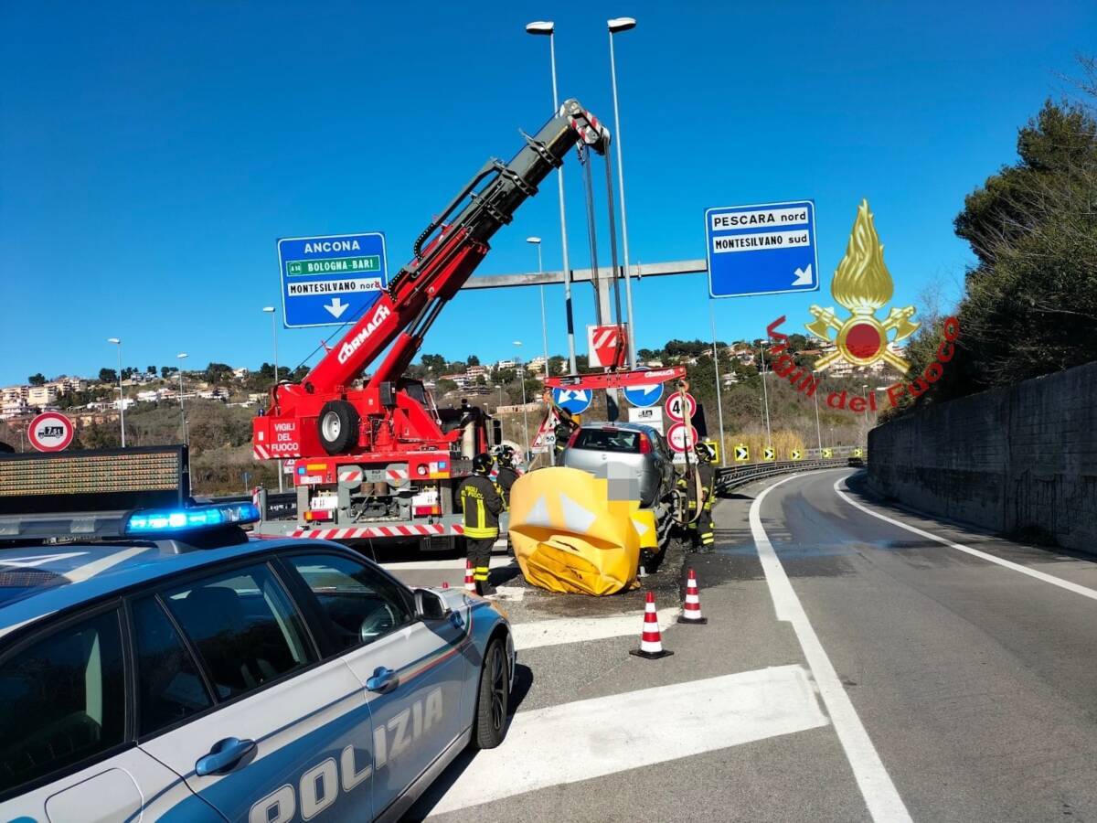 INCIDENTE STRADALE A SANTA FILOMENA, CONDUCENTE ESTRATTO VIVO DALLE LAMIERE
