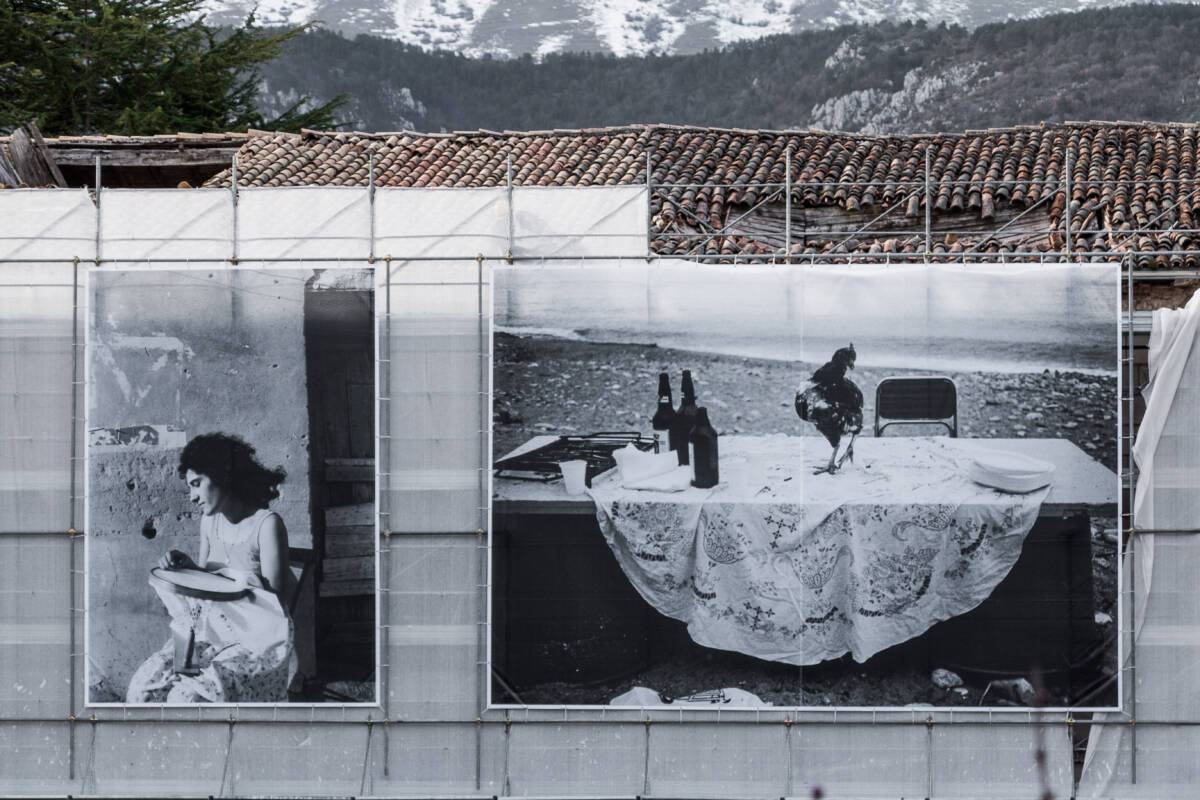 L’AQUILA: GLI SCATTI DELLA FOTOGRAFA LETIZIA BATTAGLIA SULLA CASA DELLE DONNE