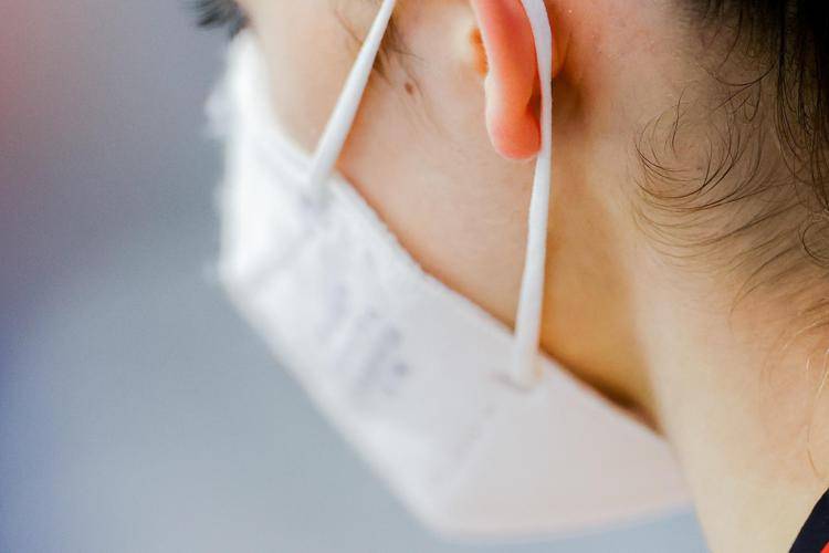 SCUOLA: “FFP2 INUTILIZZABILI, ELASTICI ROTTI E PEZZETTI DI ALLUMINIO ALL’INTERNO”