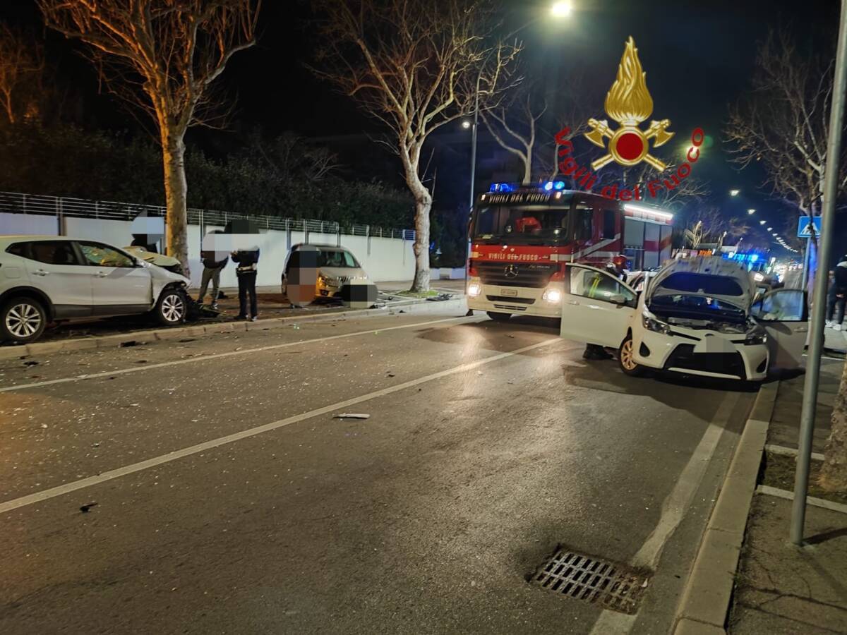 PESCARA, INCIDENTE IN VIALE PRIMO VERE: TRE AUTO COINVOLTE E DUE FERITI
