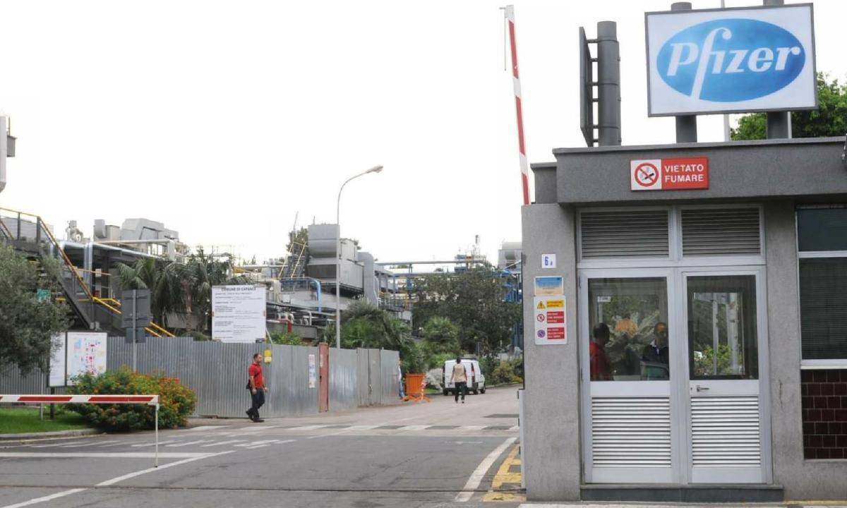 PFIZER, FRATOIANNI: “INCASSA MILIARDI CON COVID MA ANNUNCIA ESUBERI”