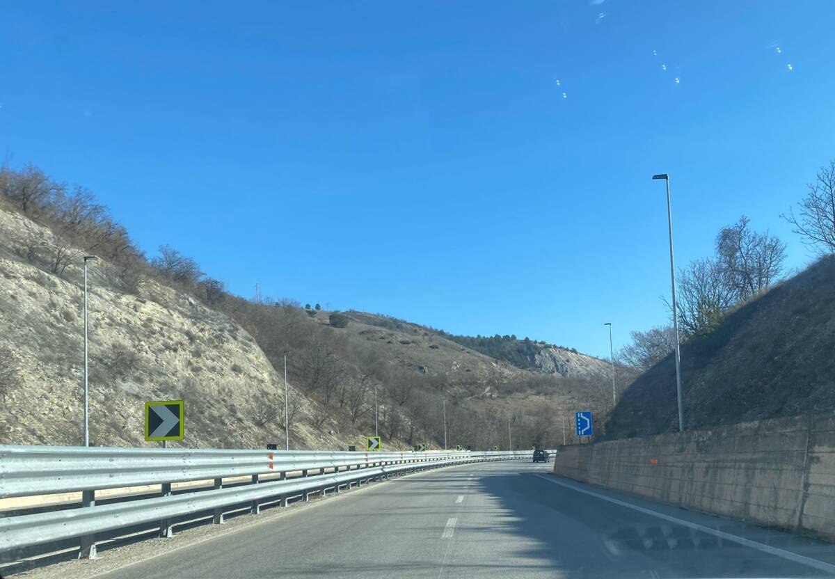 L’AQUILA, “SUPERSTRADA ANCORA AL BUIO”. L’APPELLO DEGLI AUTOMOBILISTI: “ATTIVARE LAMPIONI”