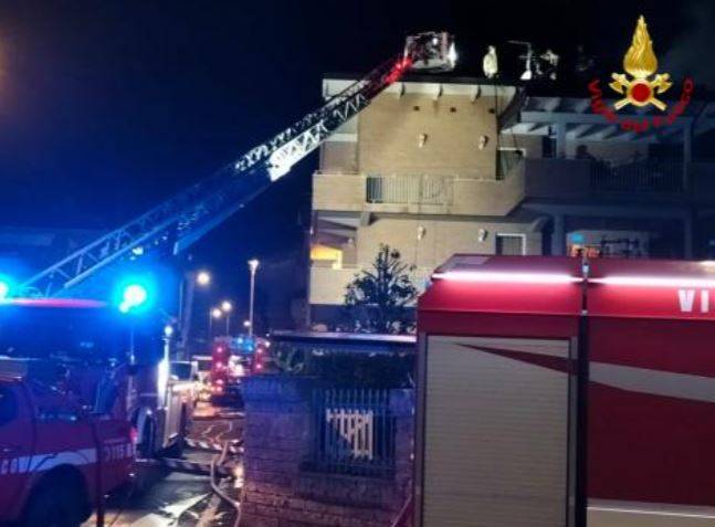 SPOLTORE: A FUOCO TETTO DI LEGNO DI ABITAZIONE, VIGILI DEL FUOCO LOTTANO CONTRO FIAMME PER 4 ORE