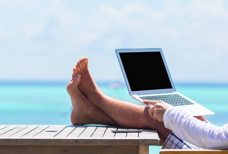 COVID, PSICOLOGI: “BONUS VACANZE A LAVORATORI CONTRO STRESS DA PANDEMIA”