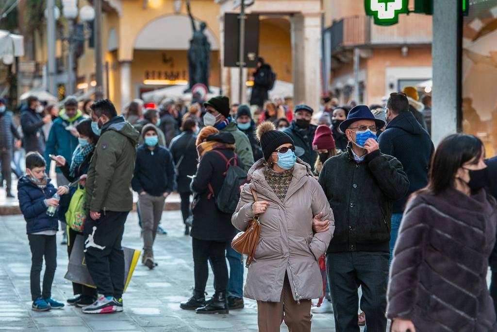 COVID: STOP A MASCHERINE DA MAGGIO, MA RESTANO SUI TRASPORTI