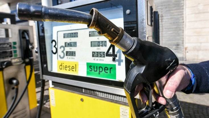 GLI SCIACALLI DEL CARBURANTE: A PESCARA DISTRIBUTORE CON PREZZI TRUCCATI, OPERAZIONE NO-STOP GDF