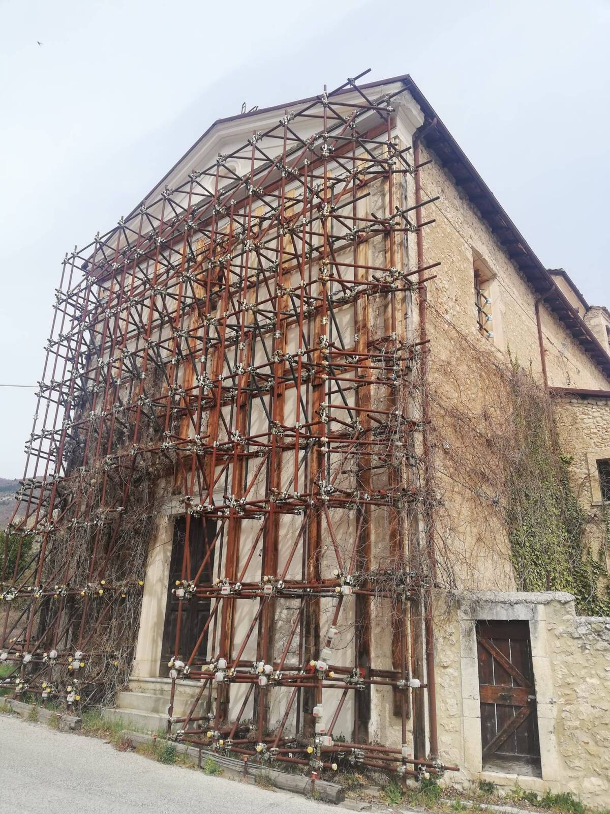 SISMA 2009: FINALMENTE LA RICOSTRUZIONE DELLA CHIESA SANTA MARIA DELLE GRAZIE A TIONE DEGLI ABRUZZI