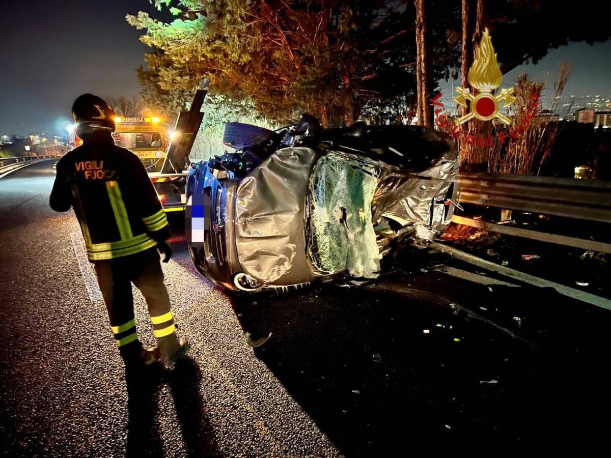 PESCARA: QUATTRO AUTO COINVOLTE E DUE RIBALTATE IN INCIDENTE SU VARIANTE SS16