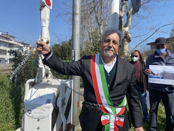 RADDOPPIO PESCARA-ROMA: SINDACO SAN GIOVANNI TEATINO SI INCATENA. “NO ABBATTIMENTO CASE!”