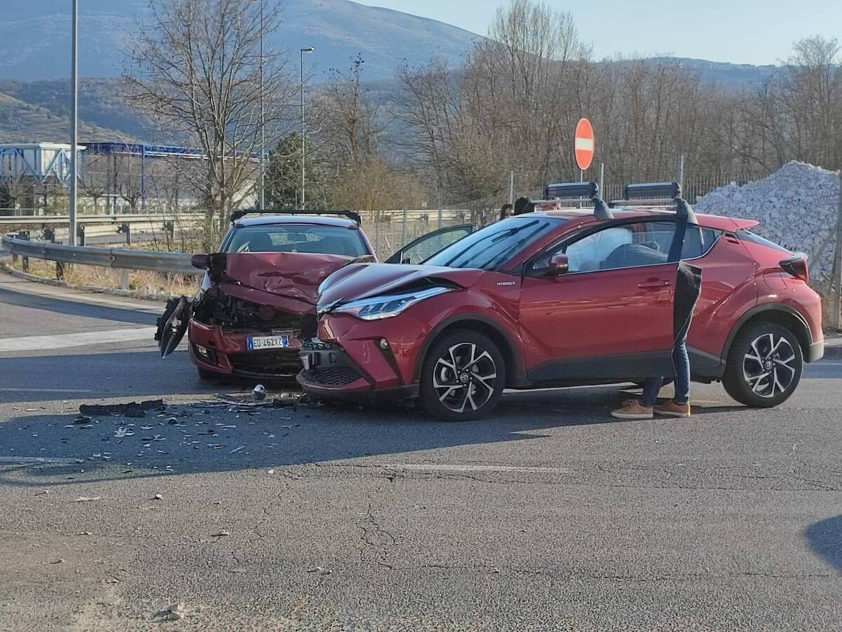 L’AQUILA: SCONTRO FRONTALE TRA DUE AUTO SULLA STATALE 17, ILLESI CONDUCENTI