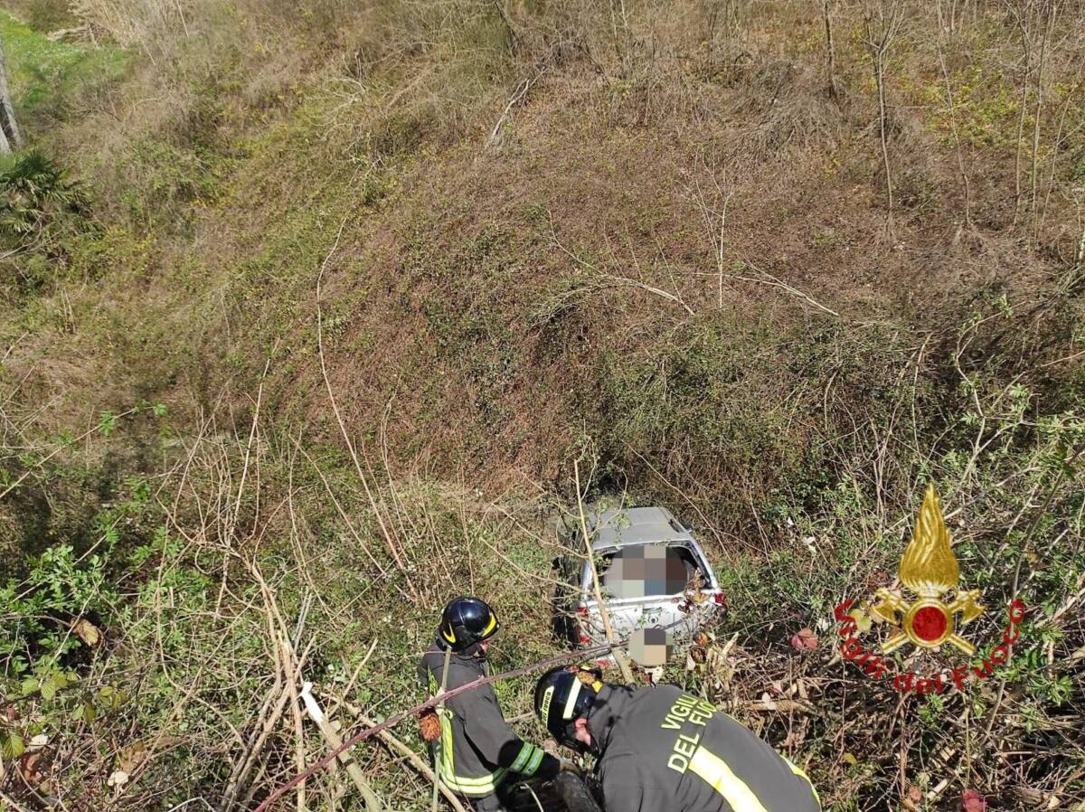 MONTEBELLO: AUTO FINISCE IN UNA SCARPATA, CONDUCENTE LIEVEMENTE FERITO