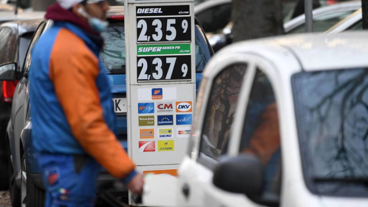 CARO CARBURANTE: “BEFFA ALLA POMPA, DOPO TAGLIO ACCISE PREZZI RISALGONO SUBITO”