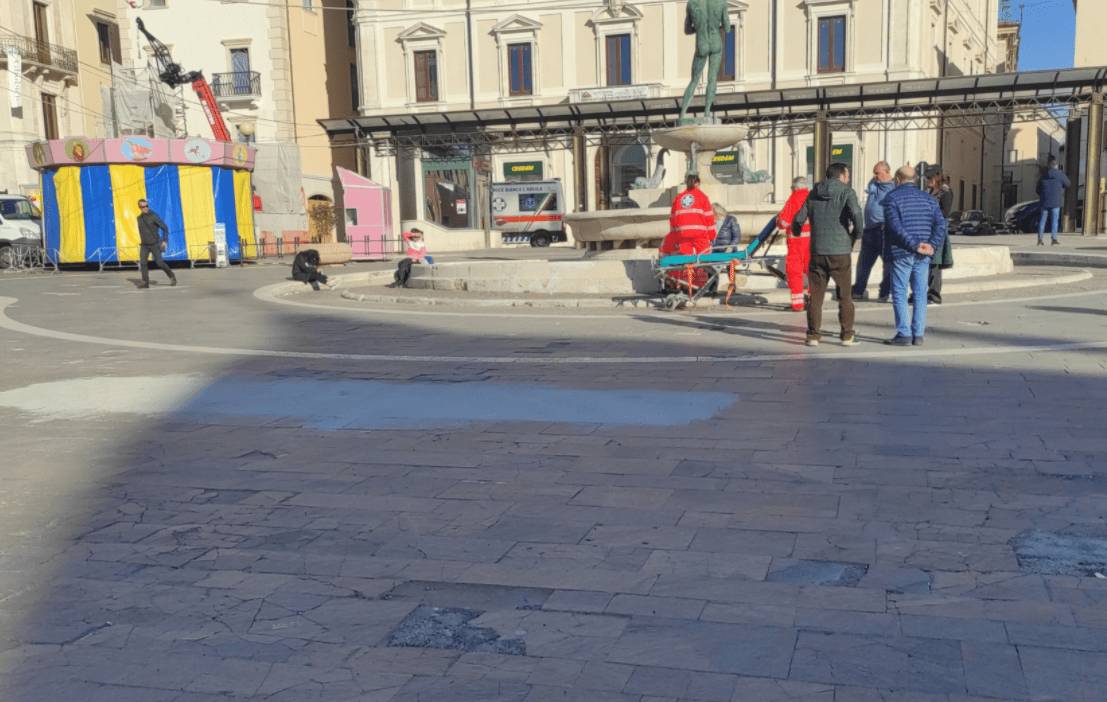 L’AQUILA, 65ENNE CADE E SI ROMPE IL BRACCIO: “A PIAZZA DUOMO PAVIMENTAZIONE DISSESTATA E DEGRADO”
