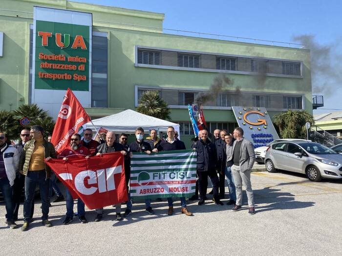 TRASPORTI ABRUZZO: SIT-IN SINDACATI DAVANTI SEDE TUA A PESCARA