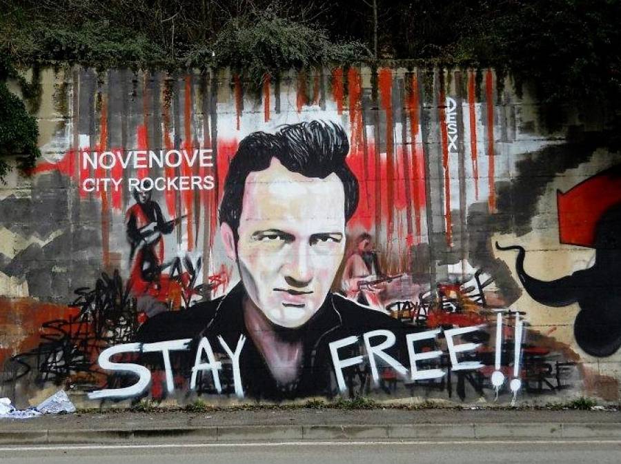 L’AQUILA, MURALE JOE STRUMMER: “A CHI GIOVA CANCELLARLO?”