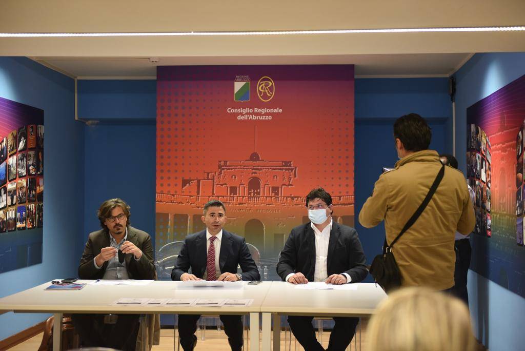 LAVORO IN ABRUZZO: CENTROSINISTRA ALL’ATTACCO, “CRISI AZIENDALI E DISOCCUPAZIONE, REGIONE FERMA”