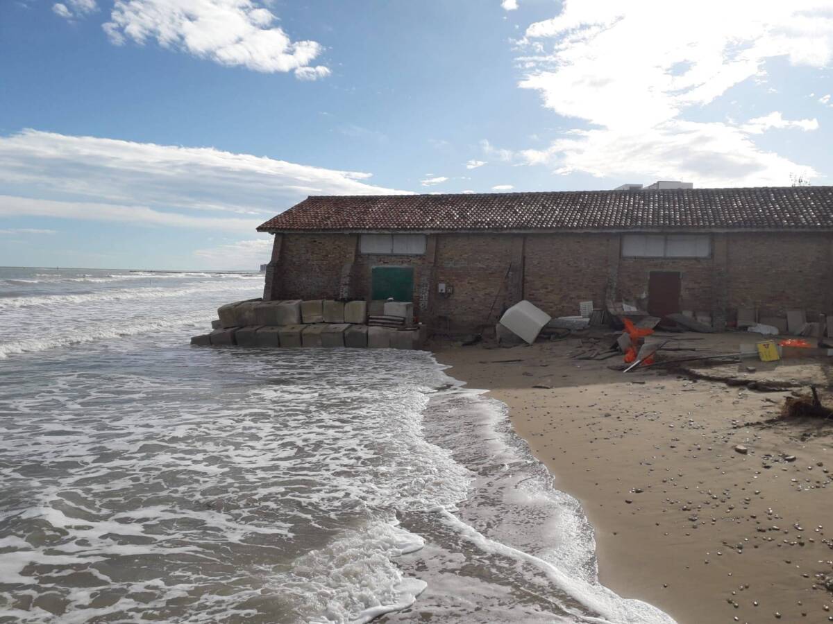 EROSIONE KILLER: A SILVI MARINA STAGIONE A RISCHIO PER CINQUE STABILIMENTI BALNEARI