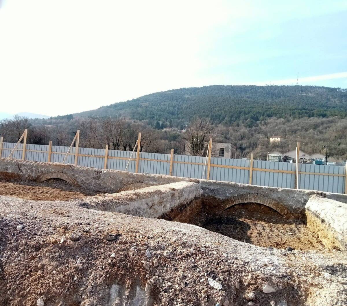 STAZIONE L’AQUILA: SPUNTANO DURANTE SCAVI MANUFATTI INIZIO ‘900, CAMBIA PROGETTO RESTYLING PIAZZA
