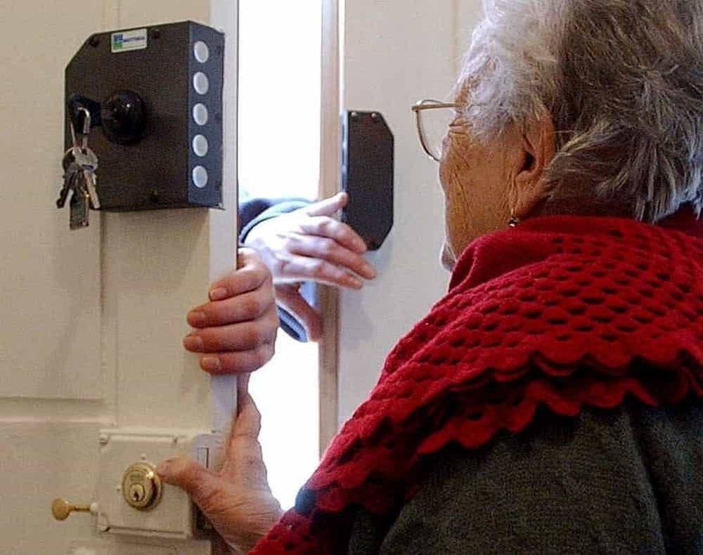 PESCARA: “DACCI SOLDI O ARRESTANO TUO NIPOTE”, RAGGIRO AD 88ENNE, IN MANETTE 28ENNE NAPOLETANO