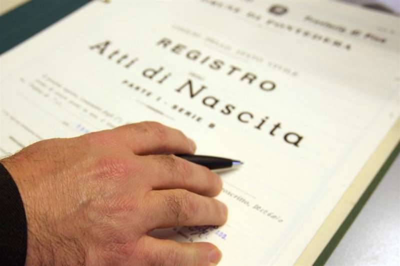 CONSULTA, STOP AUTOMATISMO COGNOME PATERNO AI FIGLI: “BASTA DISCRIMINARE DONNE”
