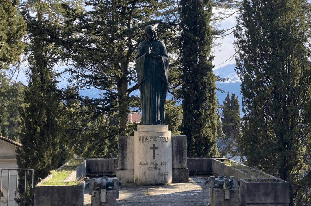 L’AQUILA, STORIA E SEGRETI DEL CIMITERO MONUMENTALE NEL LIBRO “GIARDINI DI PIETRE”
