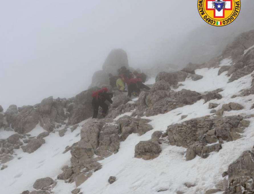 UNA NOTTE ALL’ADDIACCIO SUL CORNO GRANDE, 27ENNE SALVATO DAL SOCCORSO ALPINO
