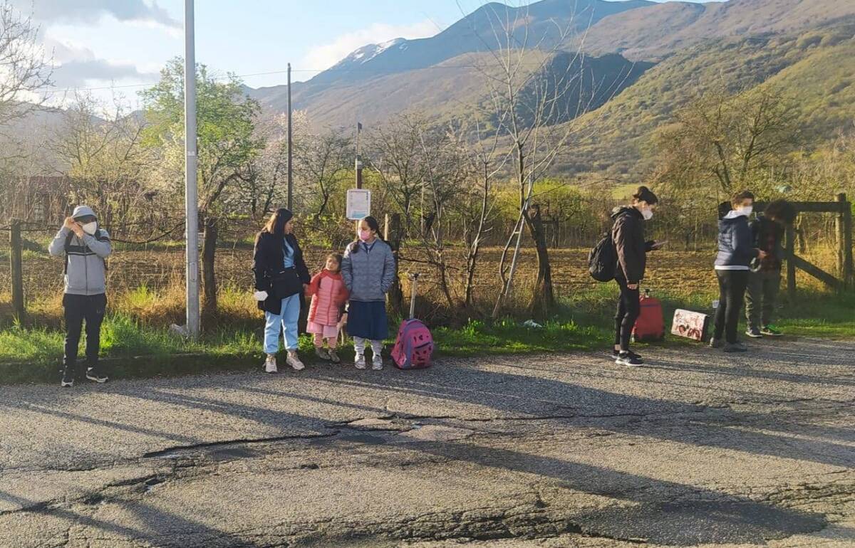 L’AQUILA: PETIZIONI E SOPRALLUOGHI, MA RESTA COM’ERA E DOV’ERA PERICOLOSA FERMATA BUS SANTA RUFINA