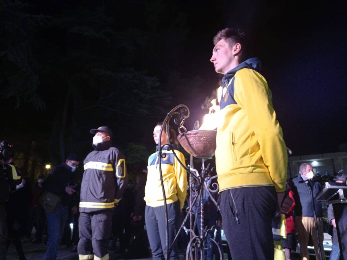 TERREMOTO L’AQUILA: ATLETI UCRAINI ACCENDONO BRACIERE SIMBOLO