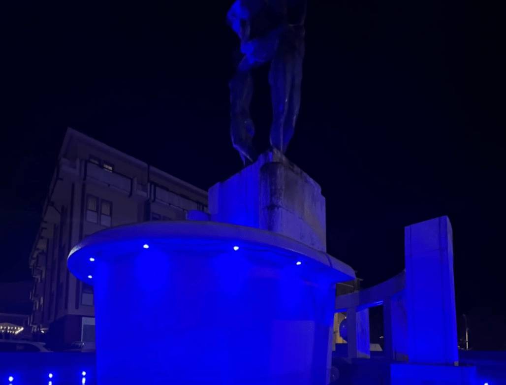L’AQUILA: FONTANA LUMINOSA CON PIU’ COLORAZIONI PER ADERIRE A CAMPAGNE INTERNAZIONALI
