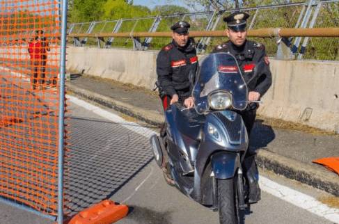 ENTRA IN CANTIERE CON LO SCOOTER E URTA CAVO D’ACCIAIO: MORTO 48ENNE, LUTTO A INTRODACQUA