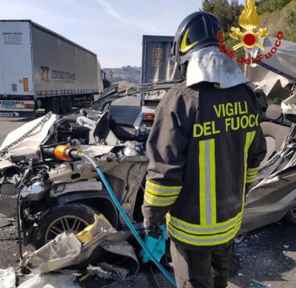 INCIDENTE SULLA A14, AUTO TAMPONA FURGONE NEI PRESSI DI UN CANTIERE: MORTA 41ENNE