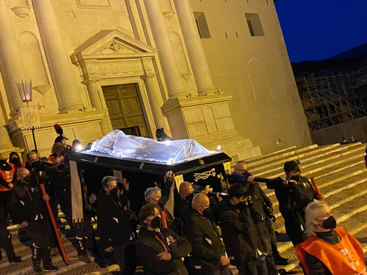 L’AQUILA, IN MIGLIAIA ALLA PROCESSIONE DEL VENERDI’ SANTO