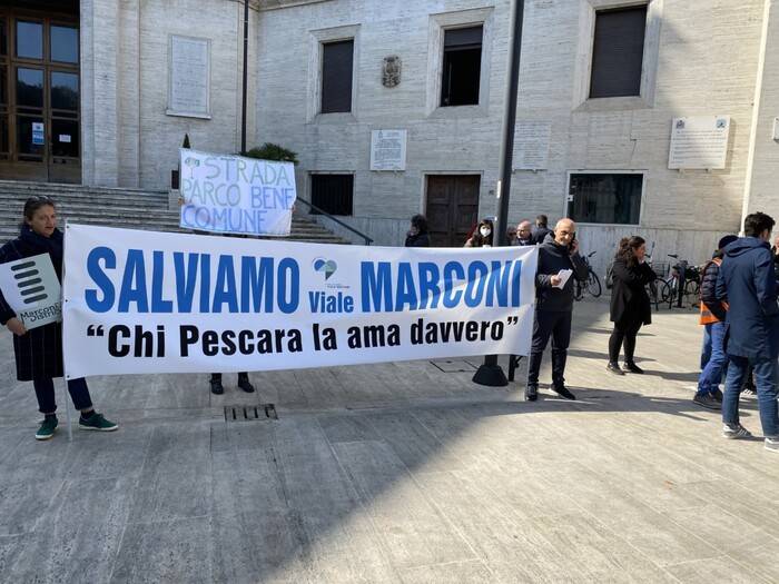 PESCARA, SIT-IN COMITATO “SALVIAMO VIALE MARCONI”: “PIANO CONTRO IL COMMERCIO”