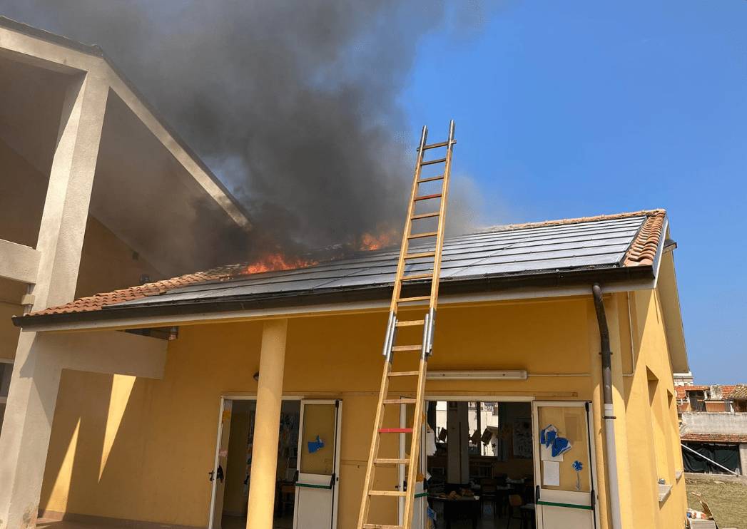 INCENDIO A TREGLIO, FIAMME SUL TETTO DELLA SCUOLA D’INFANZIA: BIMBI IN SALVO, DOMANI STOP ATTIVITA’