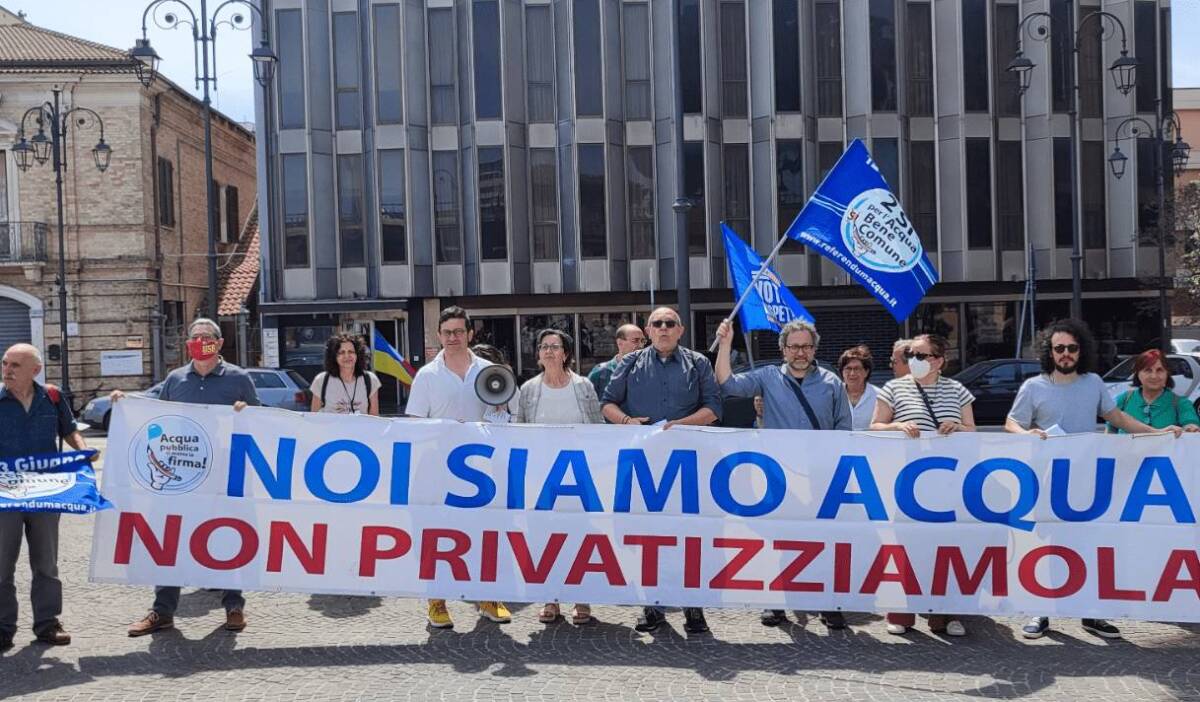 “NO A PRIVATIZZAZIONE DELL’ACQUA”. MANIFESTAZIONE AMBIENTALISTI  DAVANTI SEDE REGIONE A PESCARA