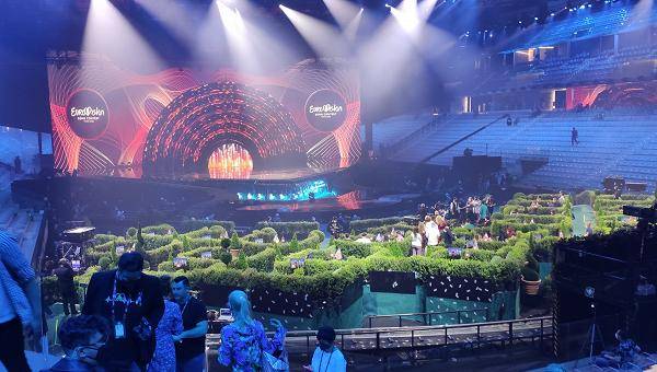 EUROVISION, DOPO IL CASO ALPINI NUOVA DENUNCIA DELLE VOLONTARIE: “MOLESTIE DA STAFF E ARTISTI”