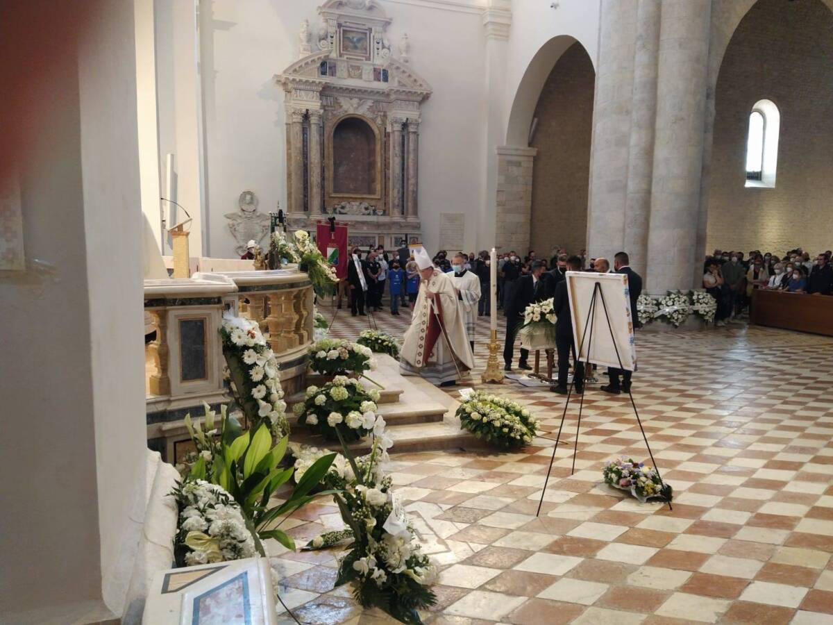 TRAGEDIA ASILO, L’ULTIMO SALUTO A TOMMASO: “L’AQUILA E’ TUTTA QUI”, PALLONCINI BIANCHI IN CHIESA