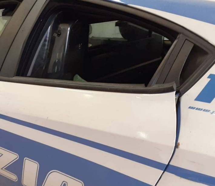 PESCARA, SEMINA IL PANICO SU BUS E FERISCE 3 AGENTI: ARRESTATO GIOVANE EXTRACOMUNITARIO