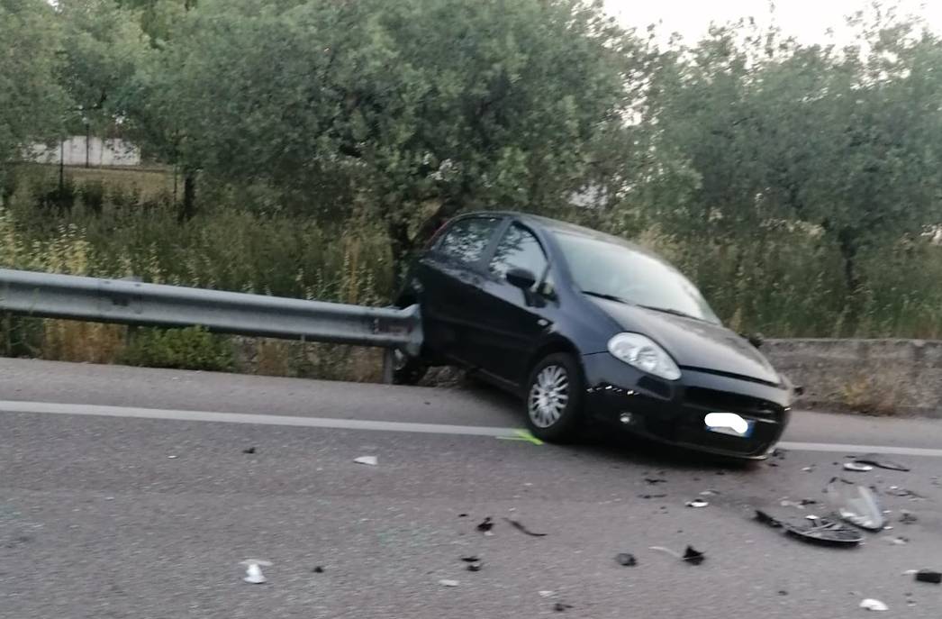 INCIDENTE A ORTONA, AUTO CONTRO GUARDRAIL: FORZE DELL’ORDINE SUL POSTO