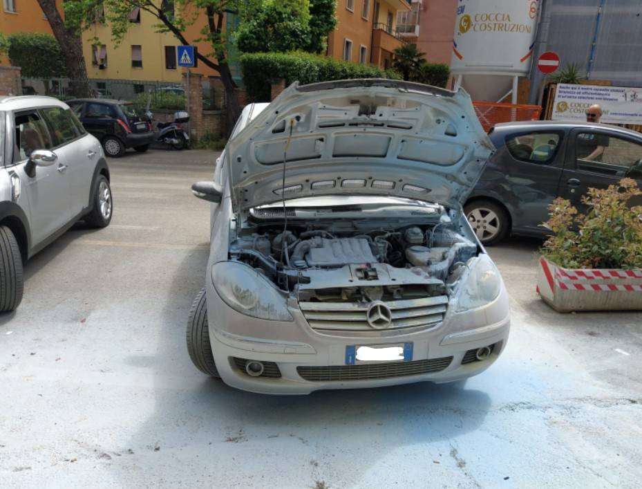 TERAMO, AUTO IN FIAMME VICINO SEDE DIREZIONE ASL: INCENDIO DOMATO DA ADDETTI SICUREZZA