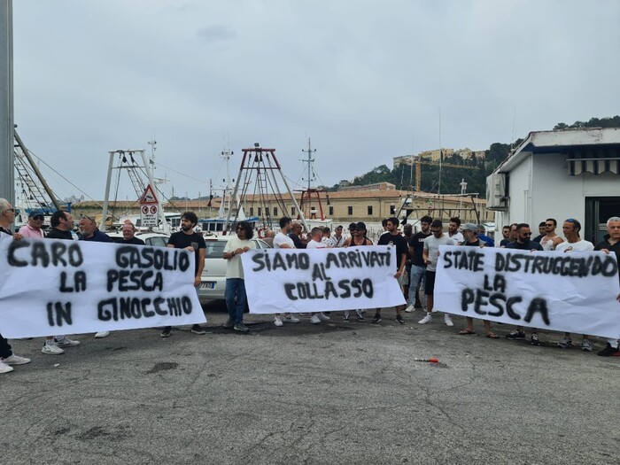 CARO GASOLIO, ANCHE PESCATORI ABRUZZESI PROTESTANO AD ANCONA: “SIAMO AL COLLASSO”