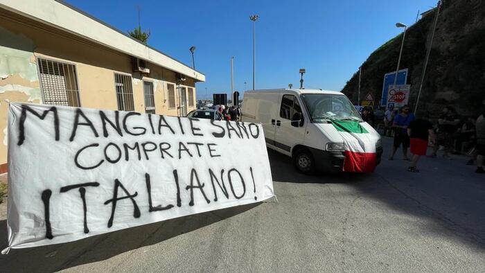 CARO GASOLIO, PESCATORI DI VASTO BLOCCANO PESCE DI IMPORTAZIONE: “LA PROTESTA CONTINUA”