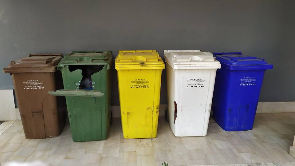 L’AQUILA: SECCHI DIFFERENZIATA ROTTI DA ANNI E MAI CAMBIATI, RESIDENTI VIA PIEMONTE DENUNCIANO