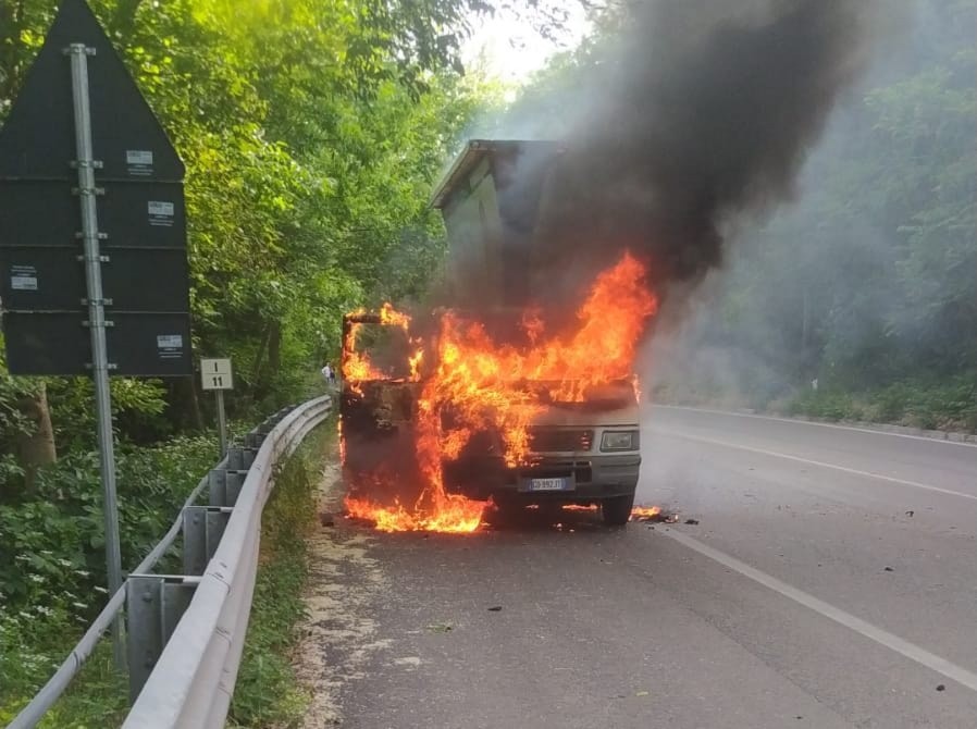 L’AQUILA, A FUOCO VELA ITINERANTE BIONDI: NESSUN FERITO, “CI SCUSIAMO PER DISAGI AL TRAFFICO”