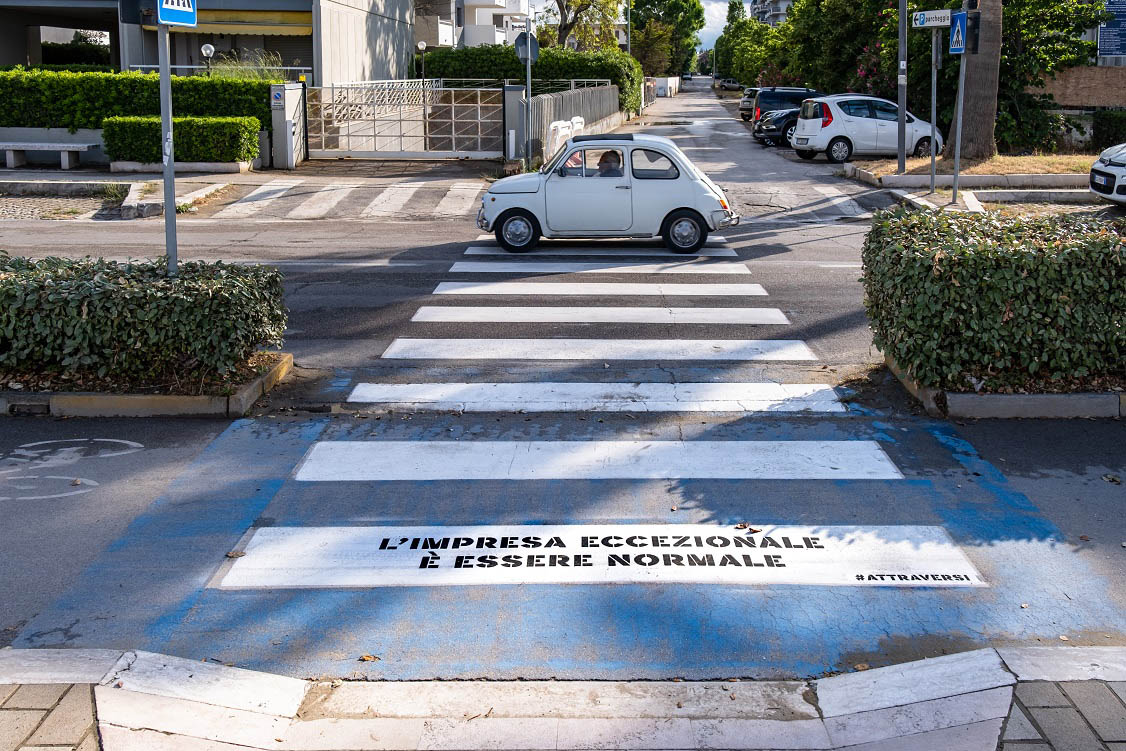 MONTESILVANO: LE STRISCE PEDONALI DIVENTANO VERSI, “SCRITTE CHE INFONDONO OTTIMISMO”
