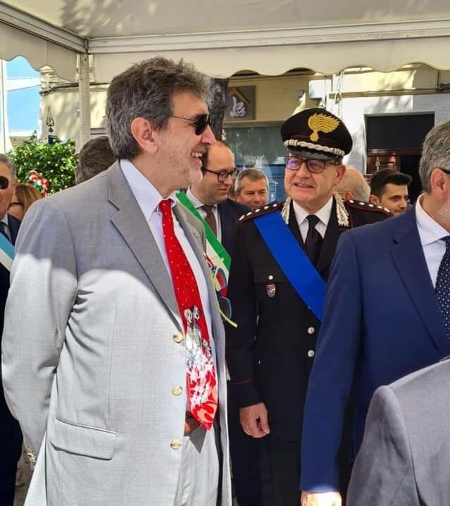 2 GIUGNO: CRAVATTA MARSILIO DIVENTA VIRALE, SCOCCIA, “ALLA PROSSIMA PANTALONCINI E CIABATTE…”
