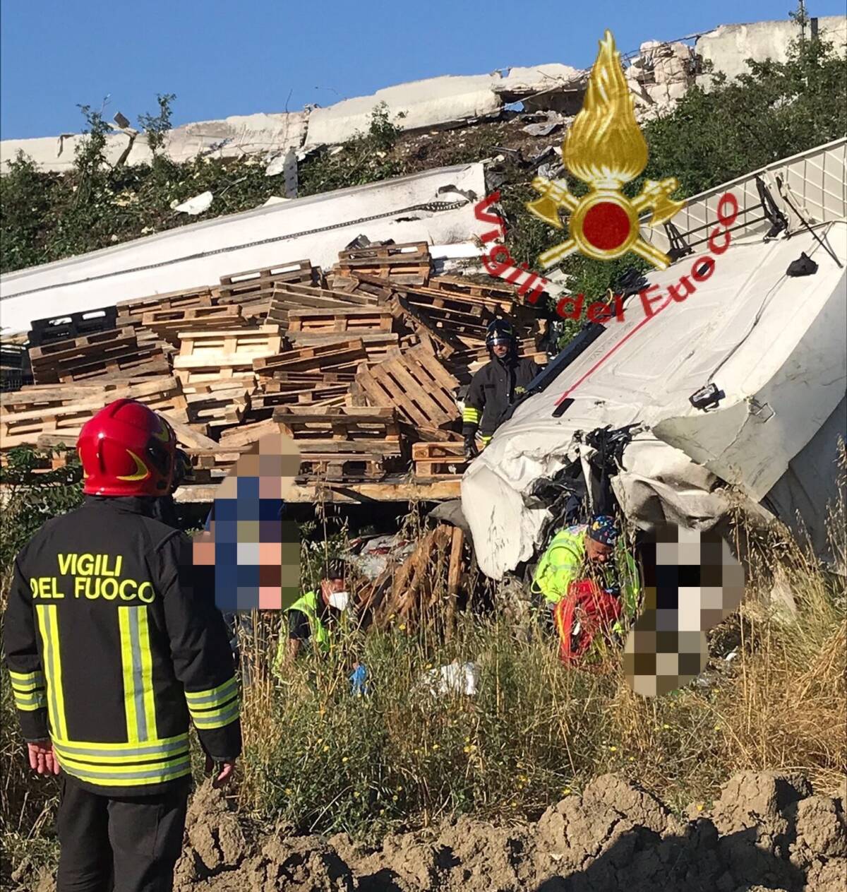 VILLANOVA: CAMION CHE TRASPORTAVA BANCALI ESCE DI STRADA, ESTRATTO VIVO DA VIGILI FUOCO CONDUCENTE